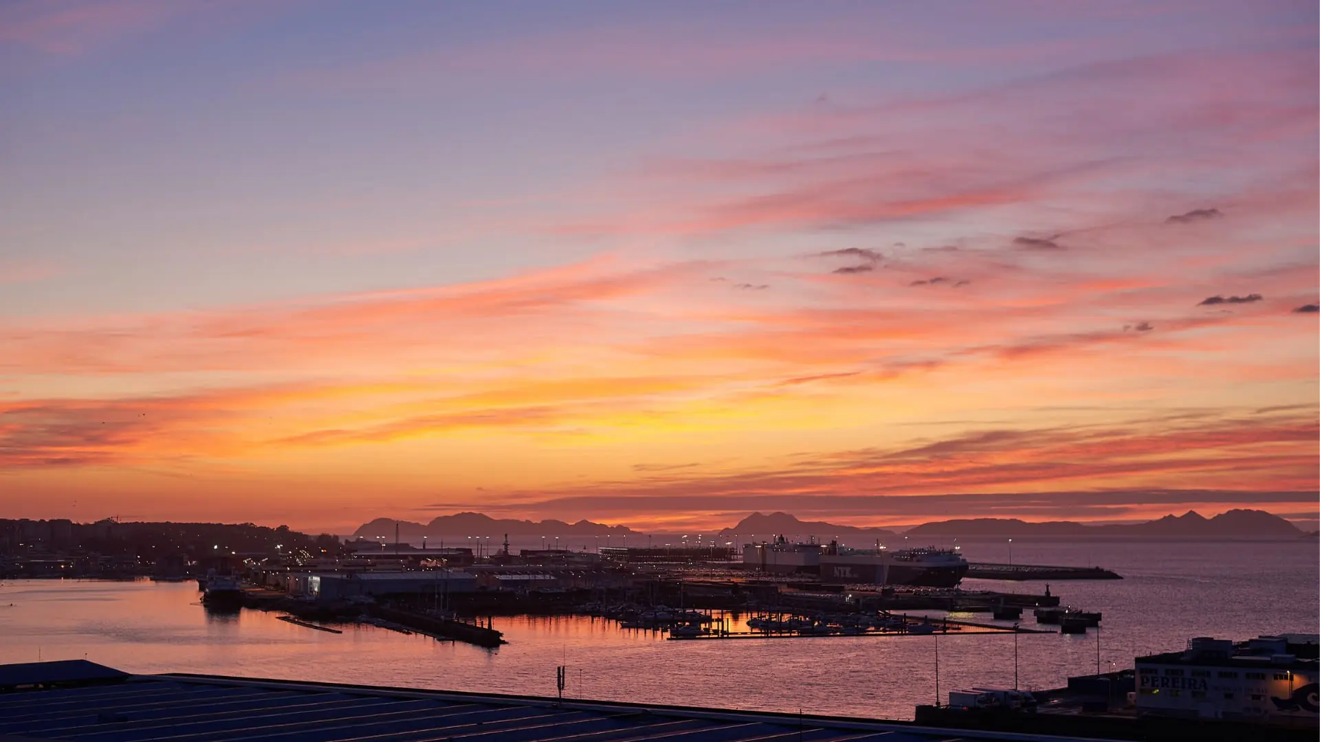 Puerto de Vigo al atardecer, con la ría y las Islas Cíes al fondo
