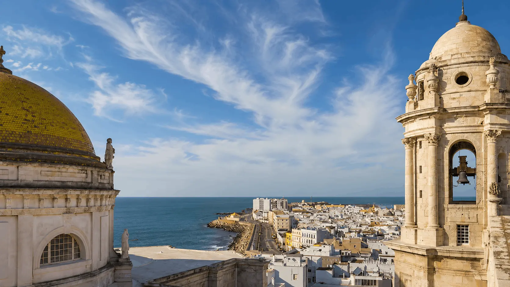 Vista de Cádiz, su catedral y el océano Atlántico
