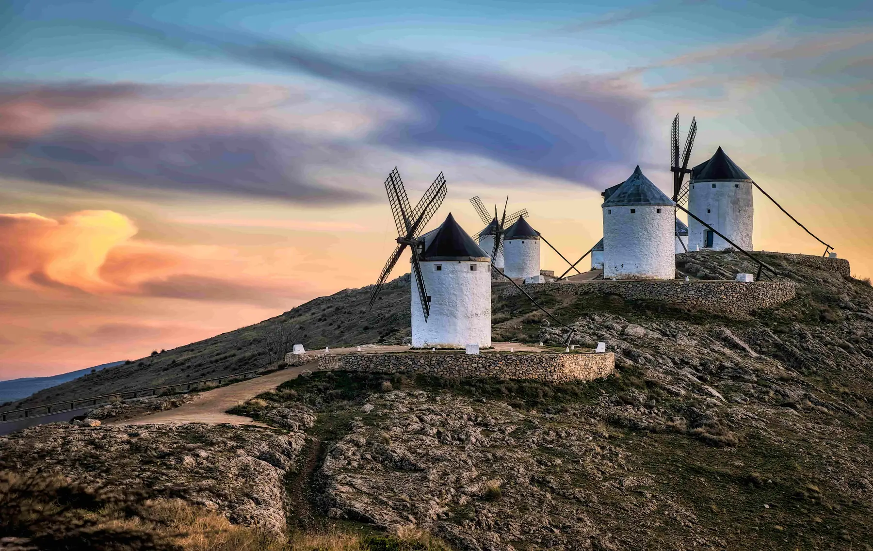 Molinos de viento de Consuegra sobre el Cerro Calderico