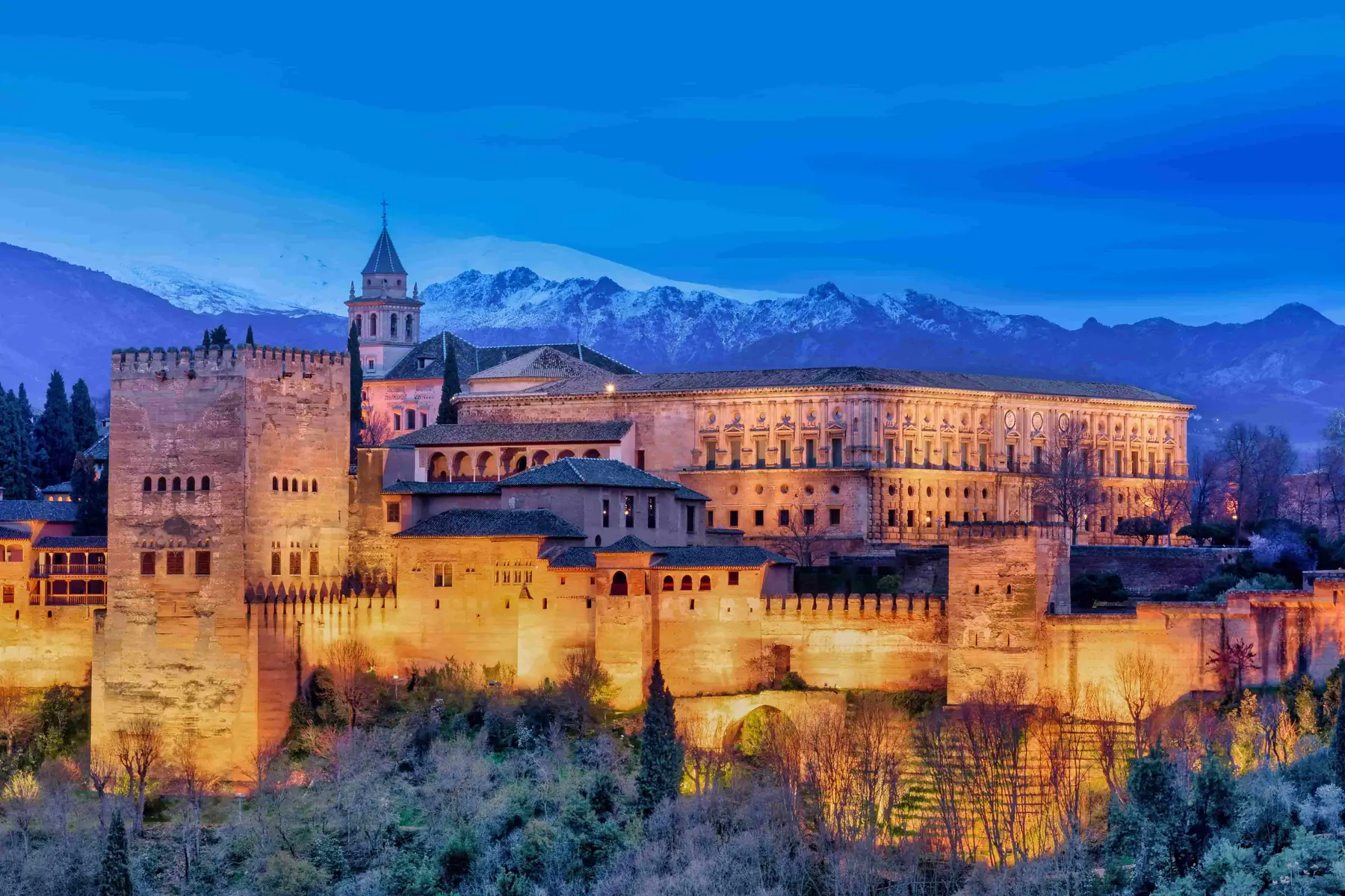 La Alhambra de Granada con Sierra Nevada al fondo